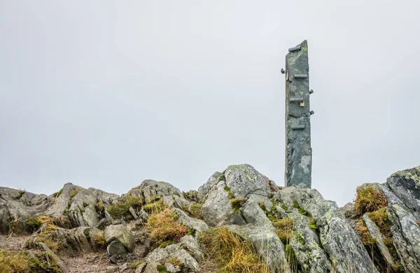 Monumento a la piedra en la cumbre del Monte Ulriken — Foto de Stock