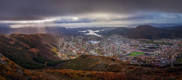 Panoramisch uitzicht over de stad Bergen gezien vanaf de top van de Mount Ulri — Stockfoto