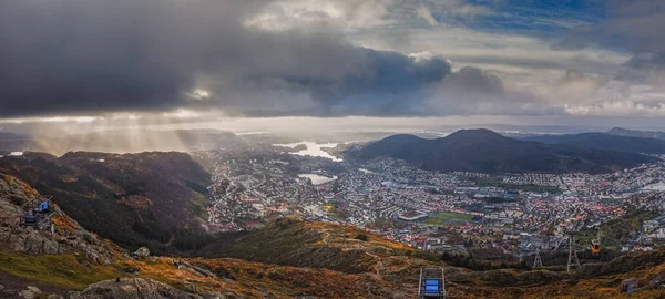 Bergen város, mint a Mount Ulri tetején látható panoráma — Stock Fotó