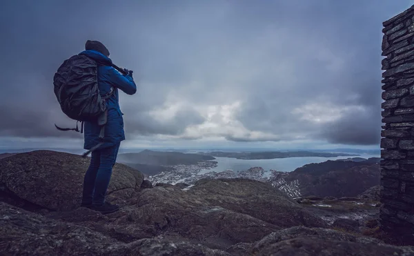 Randonneur touriste debout sur le sommet du mont Ulriken — Photo