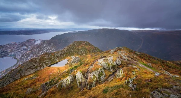 Paisaje panorámico dramático de montañas desde el Monte Ulriken — Foto de Stock