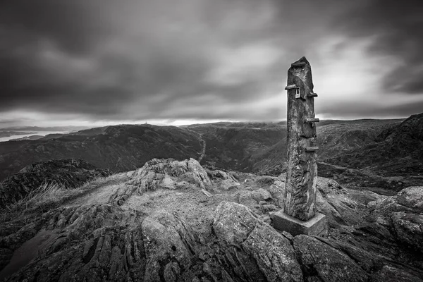 Monumento a la piedra en la cumbre del Monte Ulriken — Foto de Stock