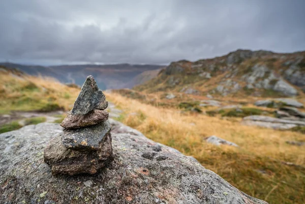 Zen pequeña pila equilibrada de piedras apiladas — Foto de Stock