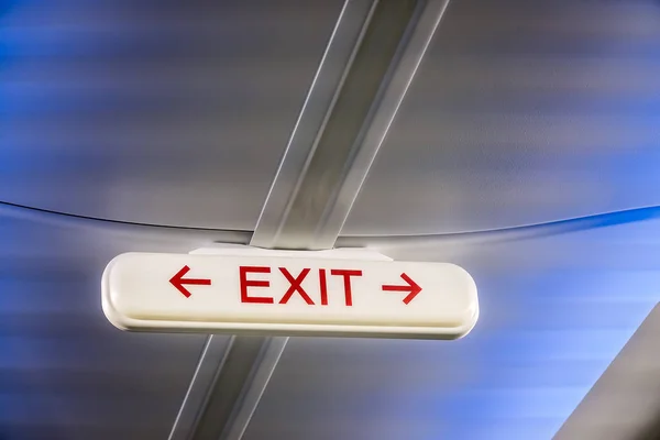 Semnal de ieșire de urgență în interiorul unui avion — Fotografie, imagine de stoc