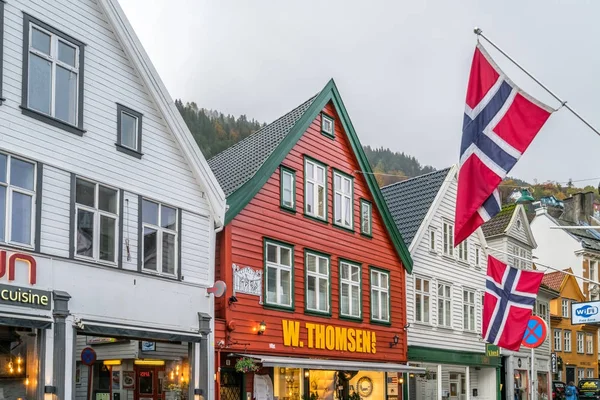 Norská vlajka v centru města Bergen — Stock fotografie