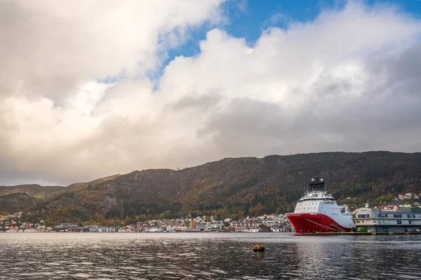 Lastfartyg i Bergen hamn — Stockfoto