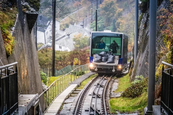 O funicular Floibanen entrega sacos — Fotografia de Stock