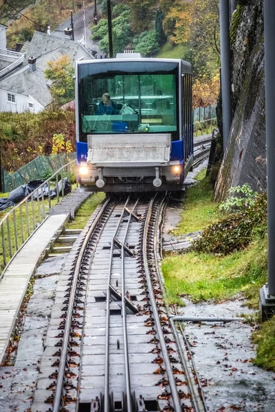 O funicular Floibanen chegando à estação — Fotografia de Stock