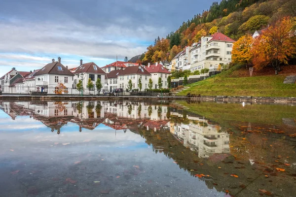 Bergen domboldalon épült Társasházi lakások — Stock Fotó