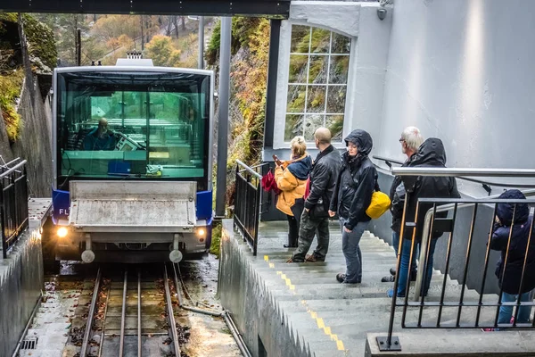 Passageiros aguardando o funicular Floibanen — Fotografia de Stock