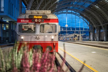 Norveç'teki Bergen şehrinde tren istasyonunda tren