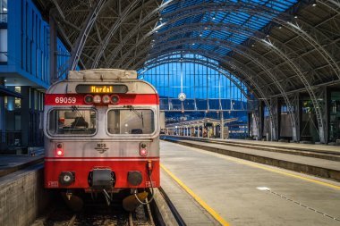 Norveç'teki Bergen şehrinde tren istasyonunda tren