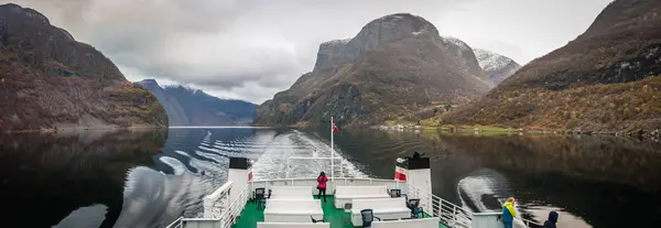 Toeristen op de fjord cruise — Stockfoto