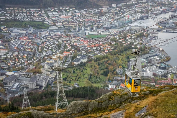 Ulriksbanen, o teleférico amarelo para o topo da montagem Ulriken — Fotografia de Stock