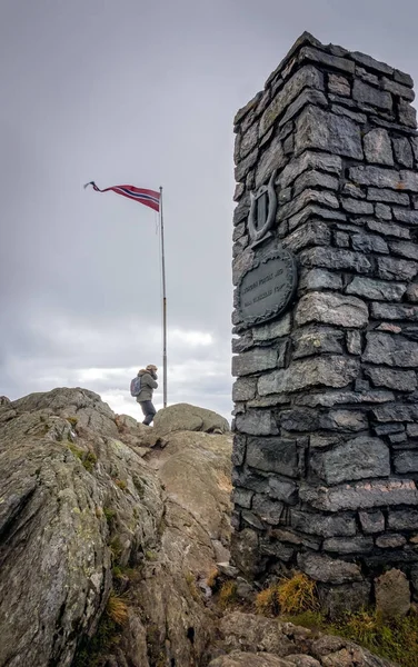 Monumento de piedra en la cumbre del Monte Ulriken — Foto de Stock