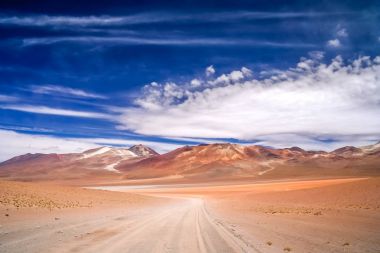 Sandy ve çakıl Altiplano ile yol çöl