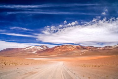 Sandy ve çakıl Altiplano ile yol çöl