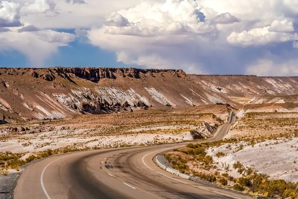 Estrada pavimentada vazia em direção à cidade de Oruro — Fotografia de Stock