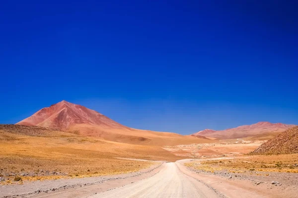 Sandy and gravel desert road through Altiplano — Stock Photo, Image