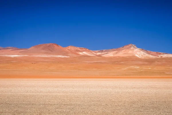 Torrt och ödsligt landskap i bolivianska Altiplano — Stockfoto