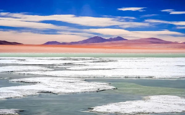 Salzige heiße Quellen im Altiplano — Stockfoto