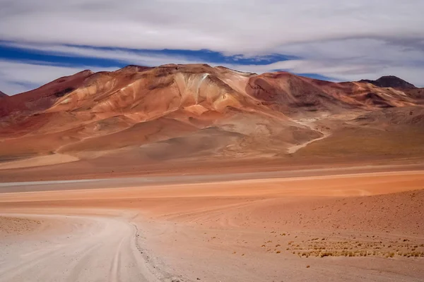 Estrada do deserto de areia e cascalho através do Altiplano — Fotografia de Stock