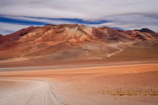 Estrada do deserto de areia e cascalho através do Altiplano — Fotografia de Stock