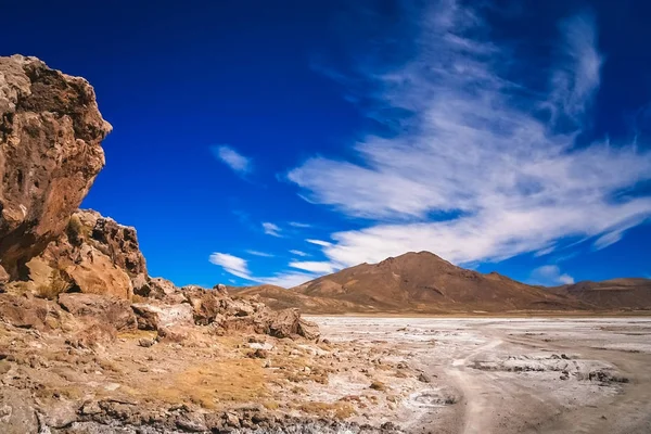 Llanura de tierra seca en las montañas del Altiplano —  Fotos de Stock