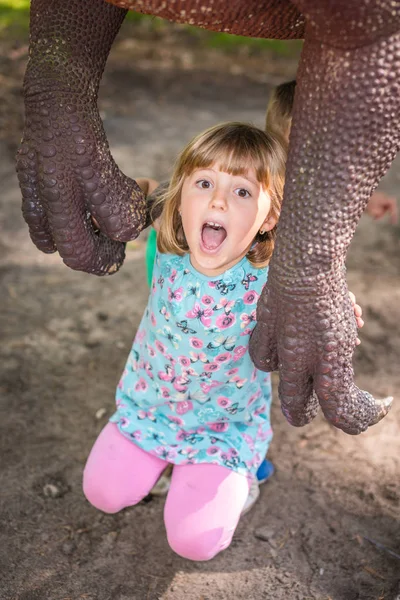 Meninas sob as garras de um dinossauro — Fotografia de Stock