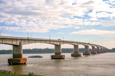 Mekong Nehri Kamboçya'daki köprü