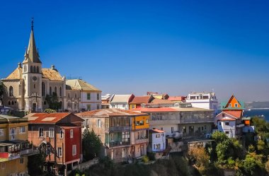 Kilise Valparaiso yamaç evleri yukarıda