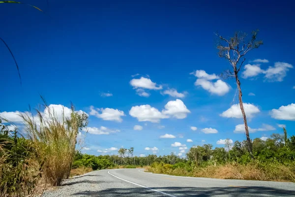 Empty paved road in southern Cambodia — Stock Photo, Image