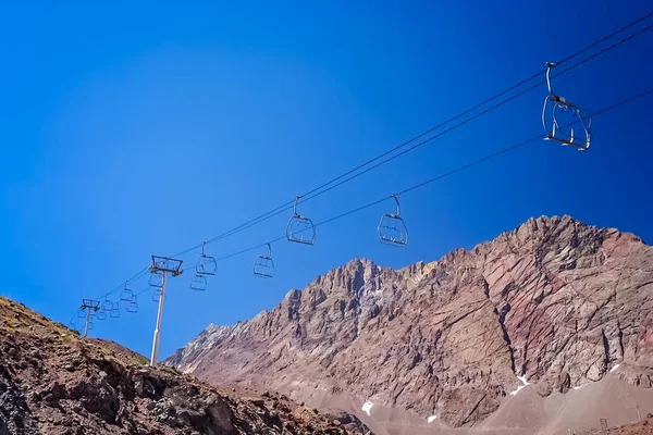 Chaises métalliques vides et désaffectées de remontées mécaniques dans les Andes chiliennes — Photo