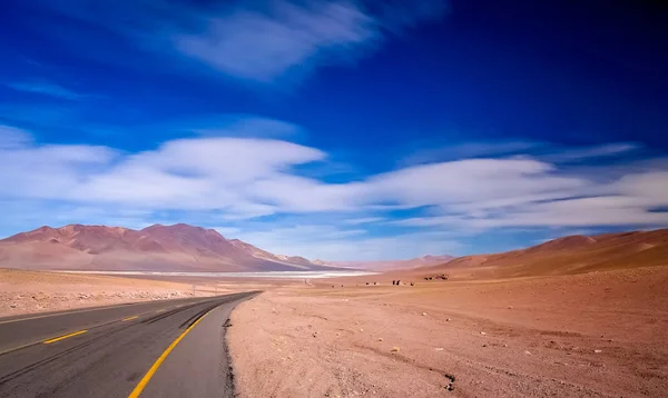 Дорога через чилийский Альтиплано — стоковое фото