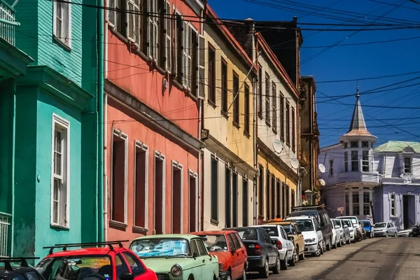 Řada osobních automobilů zaparkovaných na kopcovité ulici v Valparaiso — Stock fotografie