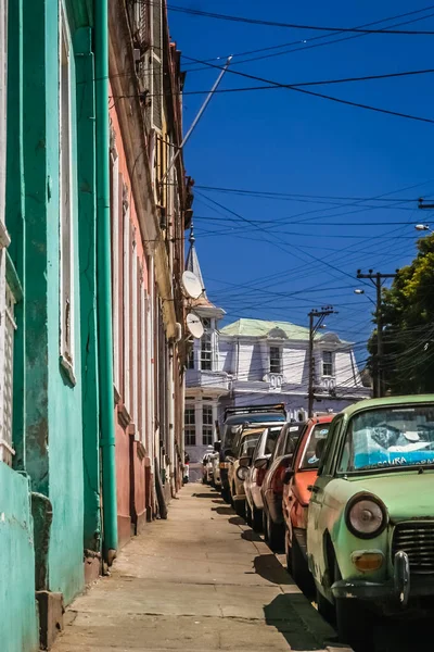 Fila de carros estacionados na rua montanhosa em Valparaíso — Fotografia de Stock