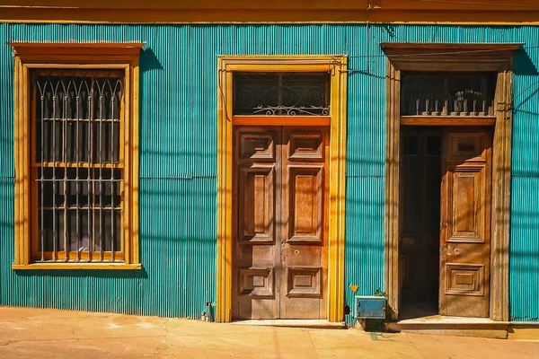 Dřevěné dveře do starého činžovního domu v Valparaiso — Stock fotografie