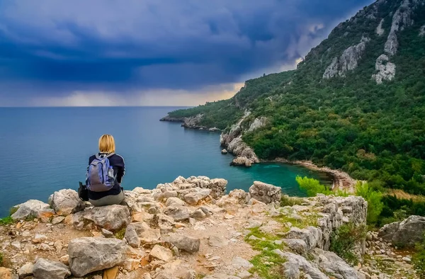 Trekker féminin reposant sur une falaise à Olympos — Photo