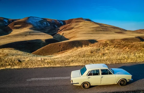 Guidare attraverso le splendide montagne di Alamut in Iran — Foto Stock