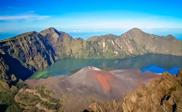 Uitzicht op de caldera van de vulkaan Gunung Rinjani — Stockfoto