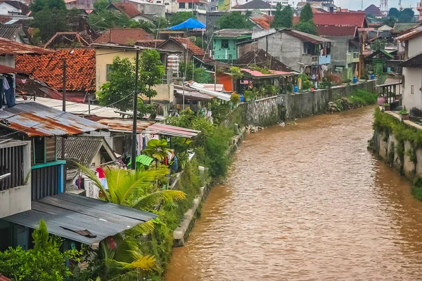 Rio que flui através da cidade de Bukittingi — Fotografia de Stock