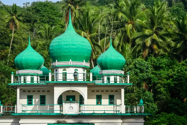 Небольшая мечеть в джунглях Суматры — стоковое фото