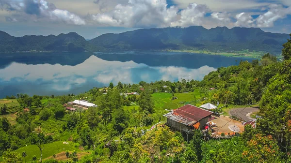 Indonesiano casa sopra il lago vulcanico Maninjao — Foto Stock