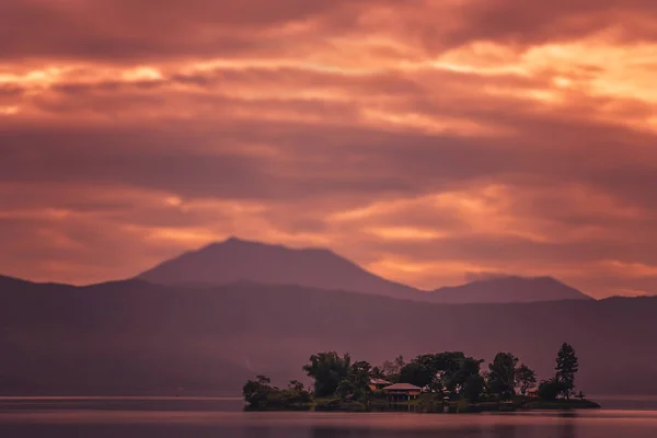 Több mint Maninjao tó naplemente — Stock Fotó