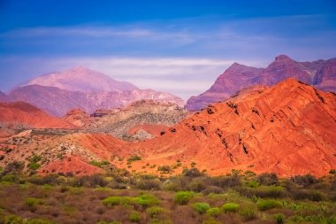 Renkli Quebrada de Humahuaca dağlarında