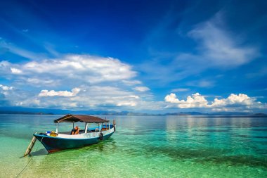 Kız bir ahşap tekne