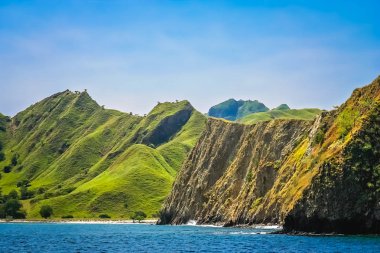 Komodo engebeli sahil şeridi