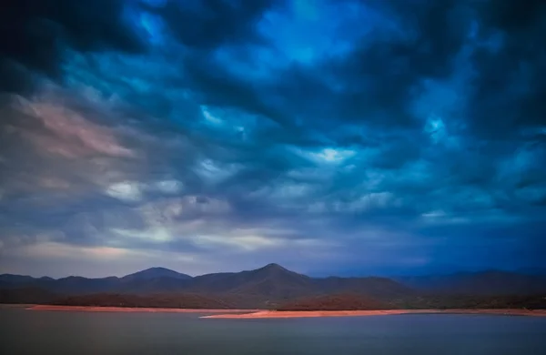 Drammatico tramonto sul lago argentino — Foto Stock