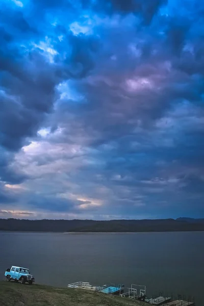 Ciel orageux dramatique sur un lac — Photo