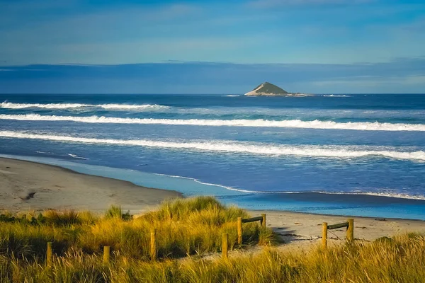 Mar áspero y grandes olas en la playa de Nueva Zelanda — Foto de Stock